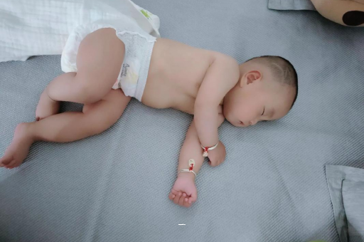 龙口宝宝胳膊上起红疙瘩